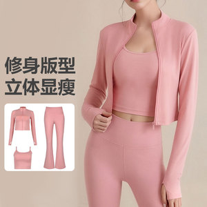 Conjunto de yoga de tres piezas rosa liso con cremallera, cuello alto, camisola, chaqueta, pantalones acampanados, antiarrugas, cintura alta y almohadillas para el busto. - Product Image 2