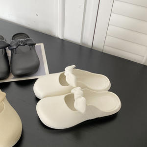 Chaussures de plage polyvalentes et tendance à semelles souples pour l'extérieur, associées à des pantoufles plates décontractées pour femmes - Product Image 4