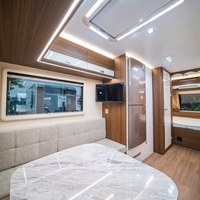 Caravane de voyage légère et personnalisable pour les voyages en famille, avec suspension indépendante et système anti-oscillation.