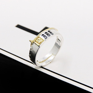แหวนโลหะปรับขนาดได้ลายอนิเมะโจโจ้ คูโจ โจทาโร่ พร้อมลายมือทองคำและโซ่ - Product Image 2