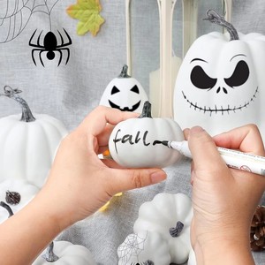 Citrouille artificielle noire réaliste en mousse pour décoration de table, idéale pour les fêtes d'Halloween modernes et gothiques - Product Image 5