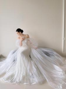 Robe de mariée sirène en organza plissé brillant, avec longue traîne fluide, pour mariage - Product Image 5