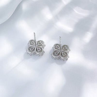 Boucles d'oreilles clous de luxe en or blanc 18 carats avec diamant de laboratoire motif trèfle porte-bonheur, boucles d'oreilles clous tendance, boucles d'oreilles en diamant de laboratoire, boucles d'oreilles raffinées
