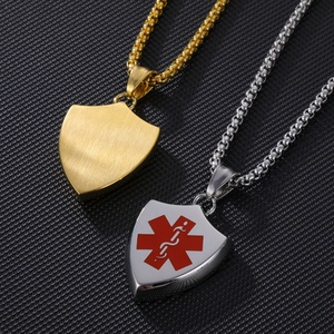 Pendentif Bouclier en Acier Inoxydable Gravé Poli Miroir pour Homme, Collier Personnalisé avec Logo en Argent et Or - Product Image 3
