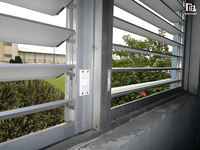 Fenêtre à persiennes manuelle réversible en alliage d'aluminium avec pare-soleil, fonctions antivol, anti-regard indiscret et de ventilation