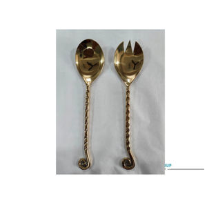 Elegante juego de cuchara y tenedor para servir en acero inoxidable dorado con acabado espejo y mangos decorativos retorcidos con extremos curvados - Product Image 1
