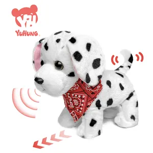 Venda quente brinquedos de natal pelúcia criativa falando andando cão manchado brinquedo de pelúcia elétrico com corda de reboque