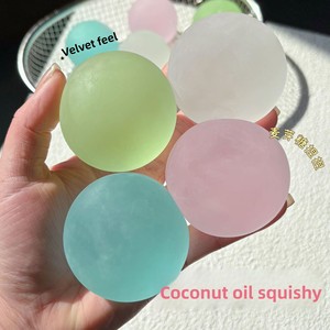 Ballon anti-stress en caoutchouc souple translucide bleu, le plus vendu, malléable, ne rebondit pas, sensation agréable et satisfaite lorsqu'il est pressé - Product Image 1
