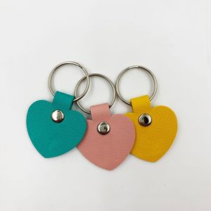 Llavero de cuero con forma de corazón, accesorio de llavero de juguete, regalo para bolso, se puede grabar con logotipo. - Product Image 3