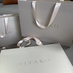 Sac cadeau en papier spécial avec logo personnalisé imprimé et marquage à chaud pour la promotion de vêtements, cosmétiques, parfums, avec poignée longue - Product Image 4