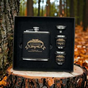 Petaca de cuero sintético de 6oz, regalo de padrino de boda, conjunto de Petaca de cuero personalizado con vasos de chupito y embudo - Product Image 1