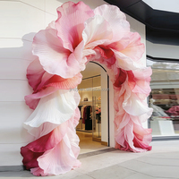 Installation artistique géante de fleurs en organza vert pour vitrine de centre commercial, idéale pour la décoration d'entrée de mariage