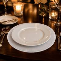 Set de table rond MJS en satin blanc tissé avec bordure brodée pour hôtels et restaurants, logo personnalisé disponible