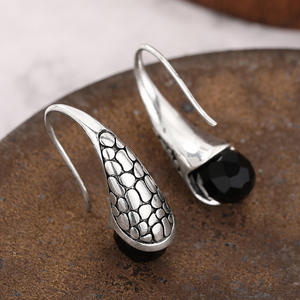 Orecchini Pendenti in Argento Sterling a Goccia con Onice Incastonato, Classici Orecchini da Donna per Uso Quotidiano - Product Image 5