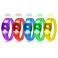 Bracelets LED activés par le son avec sangle en silicone blanc, lumière unie, bracelets lumineux pour fêtes, cadeaux promotionnels, vente en gros