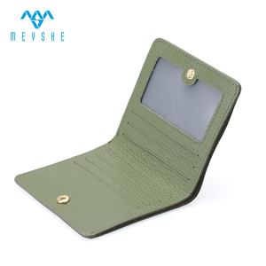 Porte-cartes d'identité en cuir véritable à deux volets Porte-monnaie pour femmes Design simple et mince Fermeture à bouton Logo RFID fonctionnel Cash Decks - Product Image 5