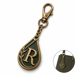 Étiquette de sac personnalisée en laiton antique, <span class=keywords><strong>lettre</strong></span> <span class=keywords><strong>R</strong></span> en forme de goutte d'eau avec émail vert foncé et branche de laurier, chaîne gourmette et fermoir mousqueton - Product Image 1