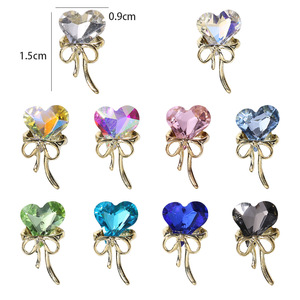 Vendita calda ciondoli a forma di cuore con ciondoli con strass gemme di cristallo oro metallo farfalla arco a forma di cuore <span class=keywords><strong>pietre</strong></span> e cristalli <span class=keywords><strong>per</strong></span> unghie - Product Image 1