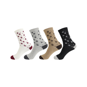 Calze da Donna di Media Lunghezza in Lana di Ottima Qualità, Calde, Spesse e Comode, Lavorate a Maglia con Motivo Invernale a Fiocchi di Neve e Logo Personalizzato - Product Image 2