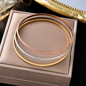 Brazalete Delicado de Acero Inoxidable con Diseño de Letras Chapado en Oro de 18k, Textura Fina, Venta al Por Mayor, Multitono, Regalo de Aniversario para Mujer - Product Image 5