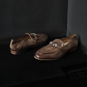 รองเท้าหนังผู้หญิงหัวกลม ส้นเตี้ย แบบใหม่สำหรับฤดูใบไม้ร่วง  ตกแต่งหัวเข็มขัดสีเงิน  ทำจากหนังแท้ทั้งด้านนอกและด้านใน - Product Image 2