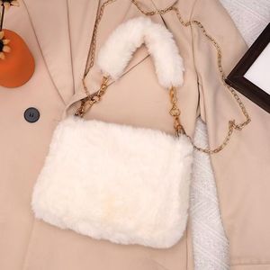 Sac à bandoulière petit sac à main carré recouvert de fourrure artificielle avec chaîne réglable pour les femmes à la recherche d'accessoires d'hiver confortables - Product Image 2