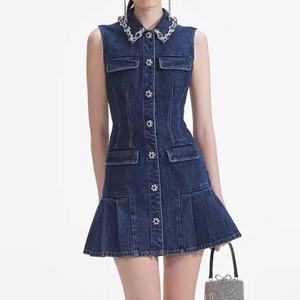 Vestido de Mezclilla Personalizado para Mujer, Estilo Elegante, Corte Ajustado, Falda Plisada, Sin Mangas, Cuello Camisero - Product Image 1