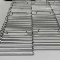 Bande transporteuse en maille plate en acier inoxydable 304 de qualité alimentaire résistante aux hautes températures avec crans