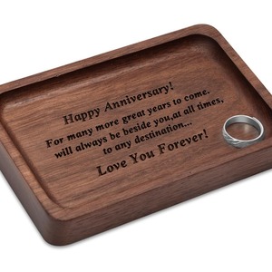 Plateau à bijoux en bois de noyer gravé, cadeau d'anniversaire pour les couples, organisateur de rangement pour mariage et Saint-Valentin - Product Image 1