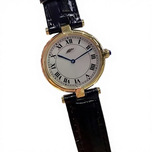 Reloj de cuarzo con esfera redonda para mujer, con números romanos y correa de cuero con estampado de cocodrilo negro - Product Image 1