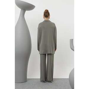 ชุดสูทผู้หญิง สีแอนทราไซต์ กระดุมแป๊ก คอปก มีกระเป๋า รุ่น 20605TKS - Product Image 1