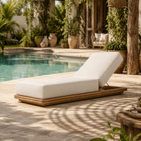 Chaise longue de luxe en teck avec plateau intégré et profil bas, sans accoudoirs, réglable, pour piscine, idéale pour villas et complexes hôteliers tropicaux