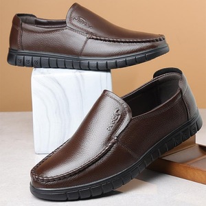 Chaussures bateau en cuir pour hommes à enfiler, bout rond, semelle intermédiaire en EVA, motif uni, semelle extérieure en caoutchouc souple, chaussures de conduite décontractées pour l'automne - Product Image 1