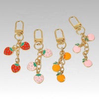 Gantungan Kunci Buah Enamel Lucu Stroberi Jeruk Persik, Liontin Tas, Penjepit Carabiner, Cincin Kunci, Liontin Buah Manis, Hadiah untuk Anak Perempuan