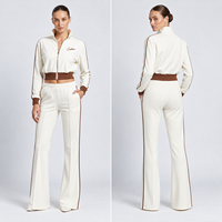 Ensemble de survêtement vintage années 70 personnalisé pour femme, crème, avec haut zippé côtelé contrastant et pantalon de survêtement évasé à plis, fabrication OEM