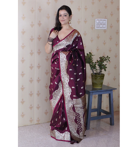 Beauté intemporelle du vin Banarasi Saree en soie douce ornée de délicats tissages argentés Zari pour des célébrations gracieuses - Product Image 1