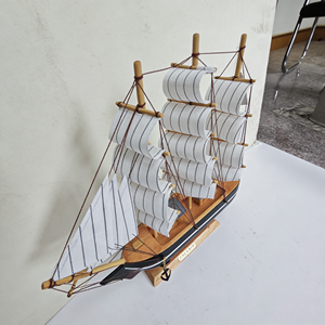 Modèle de bateau à voile en bois fait main avec <span class=keywords><strong>coque</strong></span> noire, figurine de <span class=keywords><strong>voilier</strong></span> nautique dans une boîte, pour la décoration de la maison, du bureau ou comme cadeau - Product Image 4