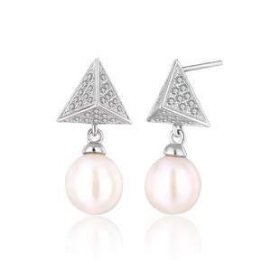 KAMMY Boucles d'oreilles clous en argent sterling 925 plaqué or de haute qualité, triangle de 7,5 à 8 mm, unisexe, à porter tous les jours pour un anniversaire - Product Image 1
