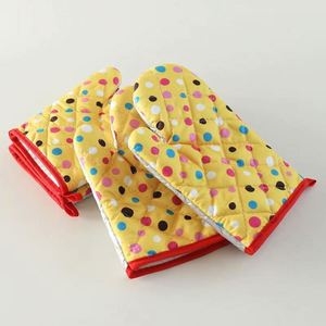 Ensemble de maniques de cuisine et de dessous-de-plat en coton à pois personnalisés pour la pâtisserie à domicile et les cadeaux d'entreprise - Product Image 3
