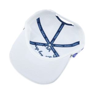 Gorra de Golf de 5 Paneles con Parche de Goma Personalizado, Protección Solar, Tela Impermeable Blanca, Visera Plana, Estilo Deportivo y Moderno - Product Image 6