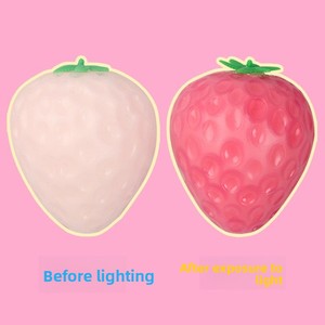 Jouet de décompression en caoutchouc thermoplastique à pâte à modeler, à logo personnalisé, à changement de couleur, en forme de fraise, pour enfants - Vente chaude - Product Image 4