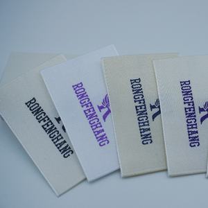 Fabrikpreis Maßgeschneiderte Logo-Gewebetiketten Damast-Satin Marken-Etiketten für Kleidung und Taschen Rechteckiges Muster Gewebetikett - Product Image 1