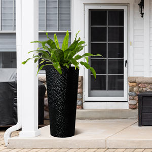 Jardinière en métal Worth, texture martelée à la main, pots à plantes coniques hauts, grands pots à fleurs ronds noirs faits à la main pour l'intérieur et l'extérieur - Product Image 6