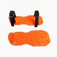 2 sangles Heavy Duty Lawn Aerator Spike Shoes avec boucle en métal solide Poignée en plastique DIY Foot Sandal Set for Yard Aération