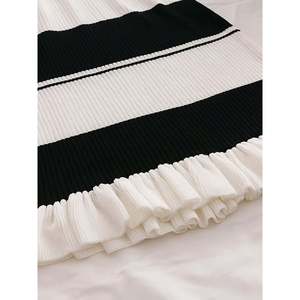 Minivestido de punto con volantes en bloques de color, negro, talla S (66) para otoño - Product Image 2