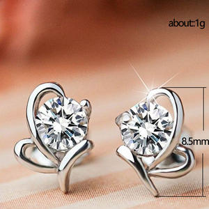 E1043 Orecchini a perno a forma di cuore in oro bianco con cristalli rotondi incastonati a griffe, gioielli classici alla moda, regalo unisex - Product Image 6