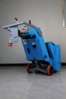 Les fraiseuses automotrices sont utilisées pour enlever les anciennes lignes de marquage thermofusible et éliminer les traces.