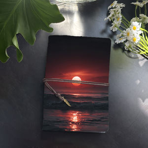 Cuaderno hecho a mano A6 con cierre de corbata Vintage 160 páginas Gran regalo de cumpleaños para prometido E con Sun Sea Waves y Red Sky Prin - Product Image 1