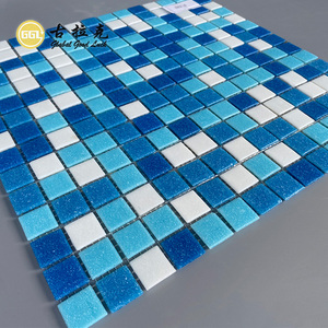 Mosaïque de <span class=keywords><strong>verre</strong></span> dépoli carrée bleue et blanche mélangée pour une utilisation décorative dans la chambre à coucher, la cuisine, la salle de bain, la piscine - Product Image 1