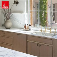 Mobili da cucina Alland personalizzati con design a coda di rondine, in rovere naturale impiallacciato, con telaio sottile in legno per lavelli e armadietti.
